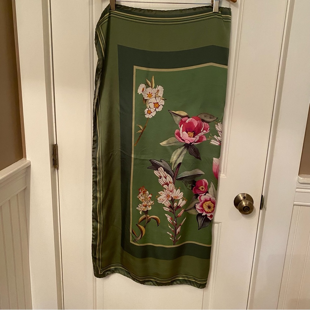 IBERDROLA SCARF LARGE SILK SQUARE GREEN PINK WHITE FLORAL - Picture 6 of 9